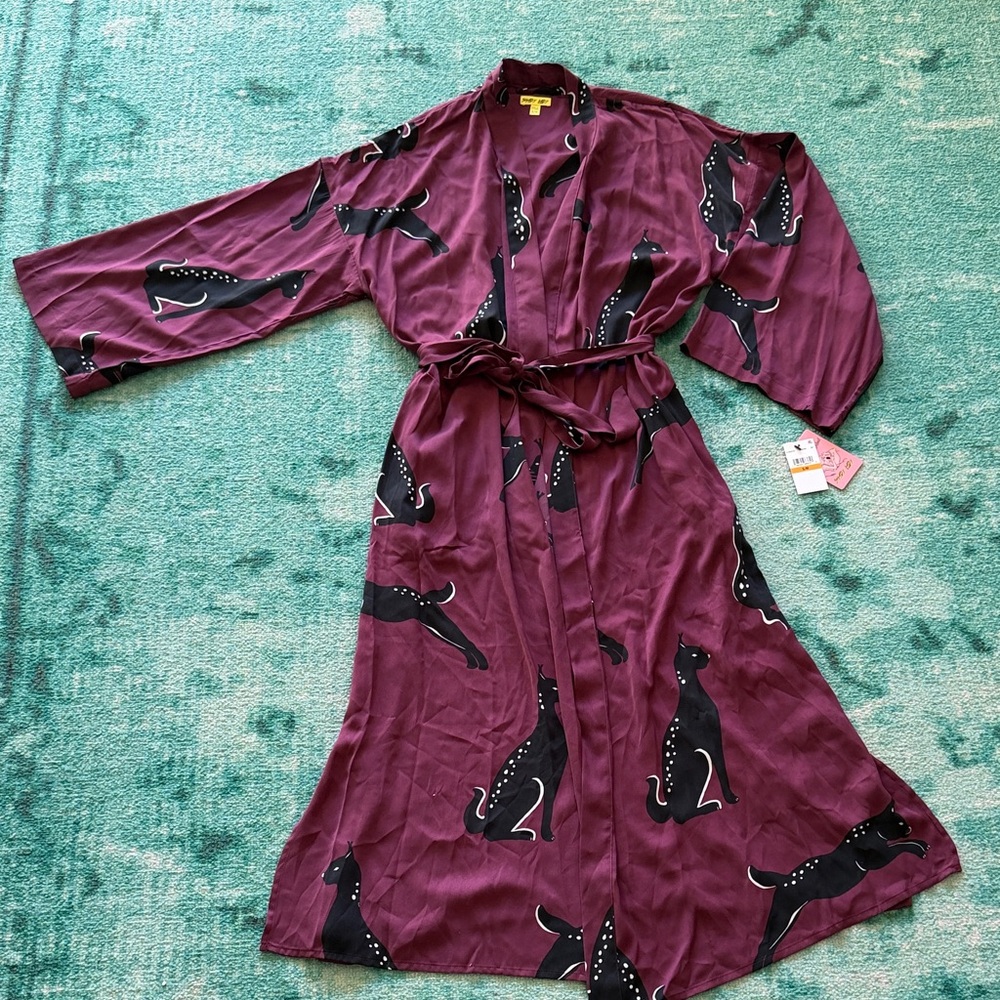 Chic Plum Women's Robe with Black Cat Pattern